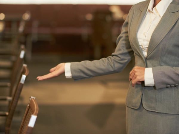 hostess-che-ti-accompagna-al-tavolo